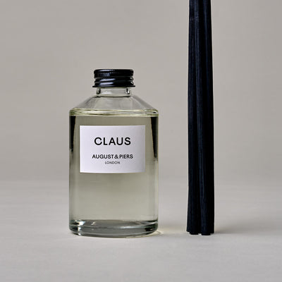 AUGUST&PIERS CLAUS diffuser refill in glass bottle with – festive home fragrance with pine and cinnamon notes.