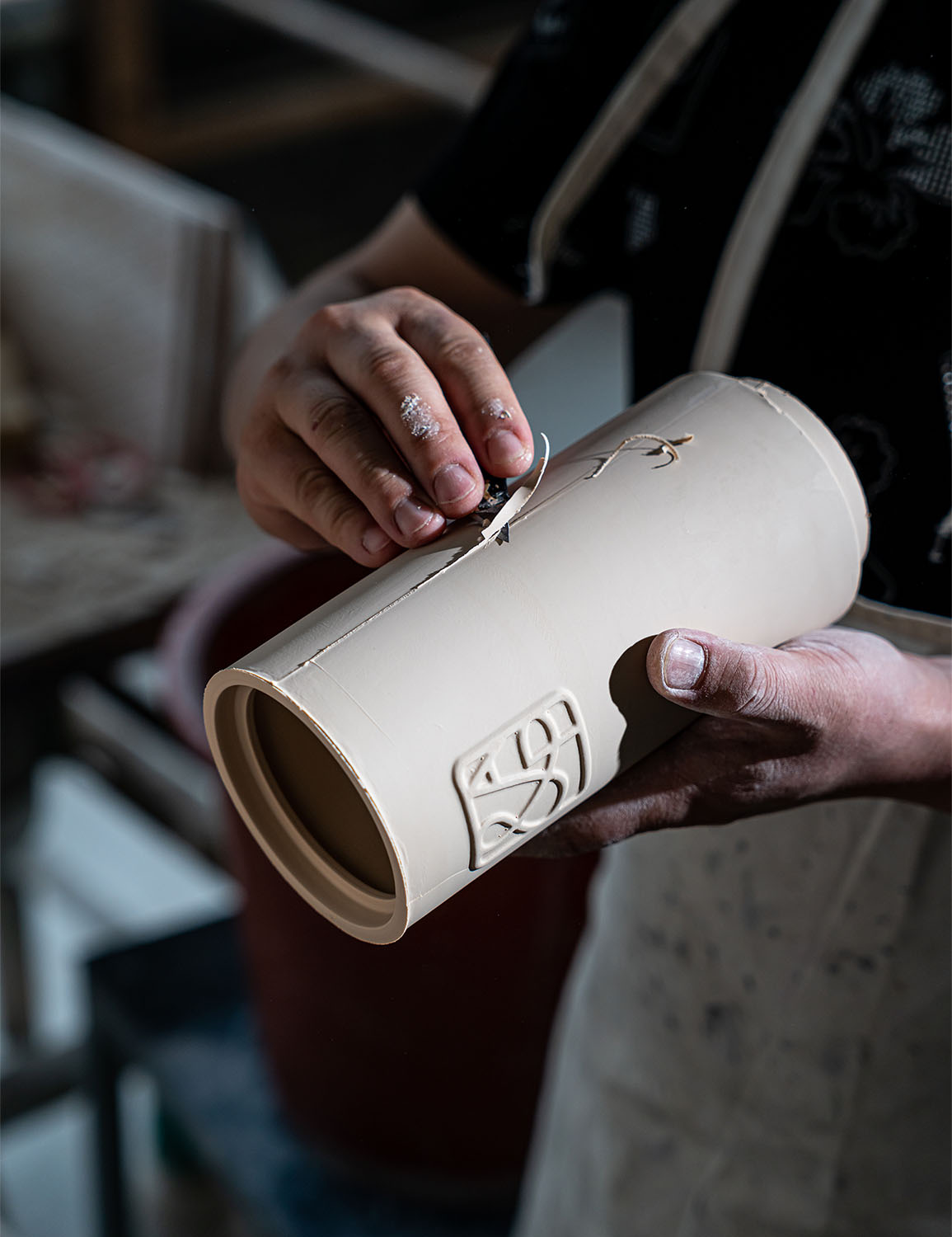 Handmade AUGUST&PIERS ceramic candle jar – crafted luxury home fragrance design.