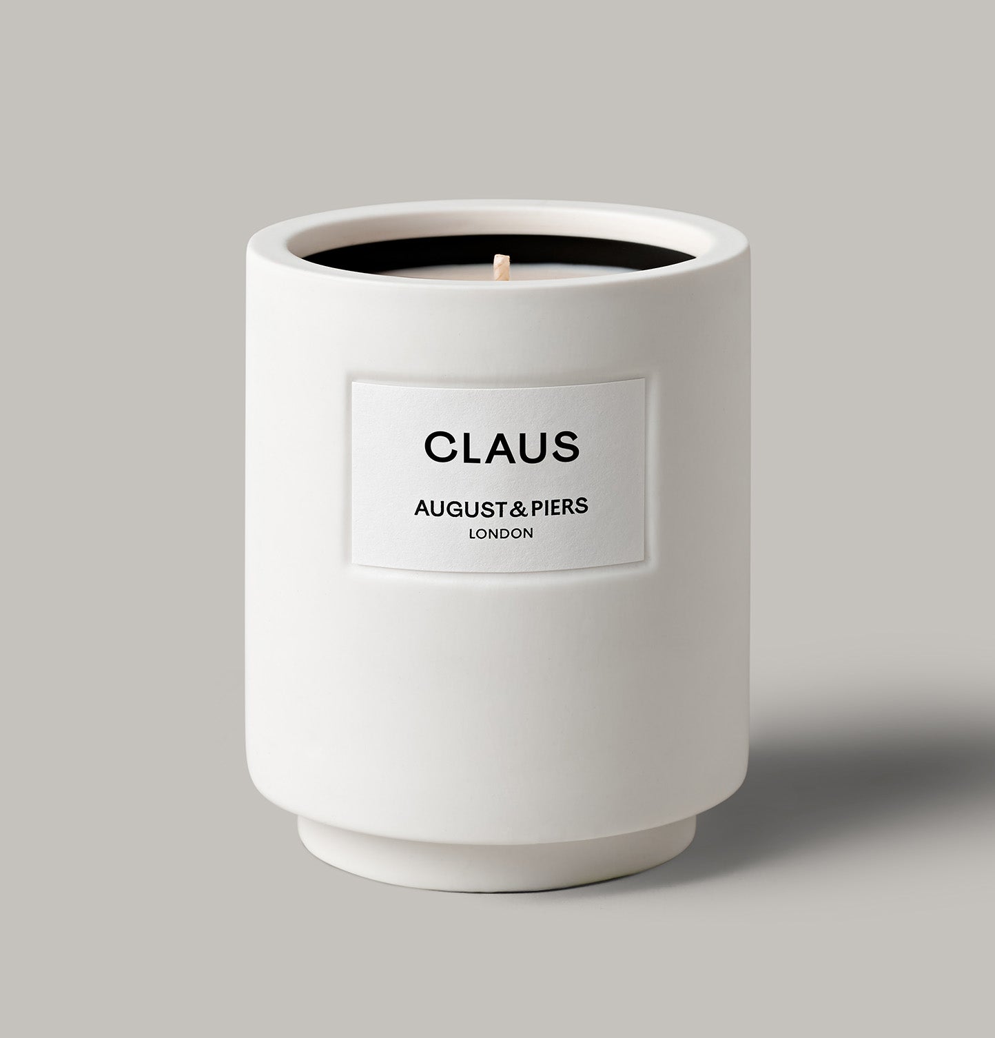 AUGUST&PIERS CLAUS luxury Christmas candle in white ceramic vessel – festive home fragrance with pine and amber notes.