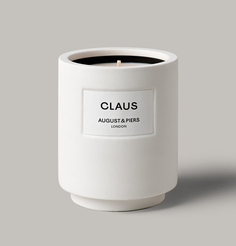 AUGUST&PIERS CLAUS luxury Christmas candle in white ceramic vessel – festive home fragrance with pine and amber notes.