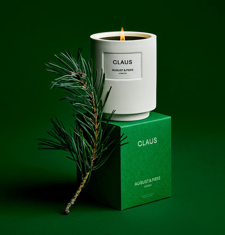 AUGUST&PIERS CLAUS luxury Christmas candle in white ceramic vessel – festive home fragrance with pine and amber notes.