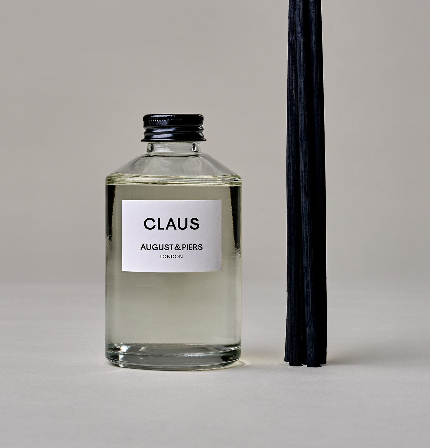 AUGUST&PIERS CLAUS diffuser refill in glass bottle with – festive home fragrance with pine and cinnamon notes.